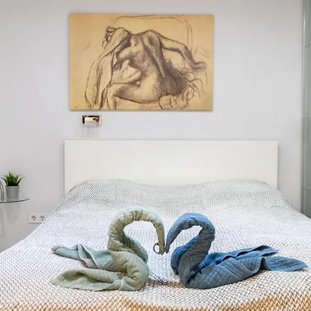 아파트 Castle In The Center *